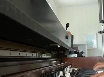 A Hammond C3 tonewheel organ being played