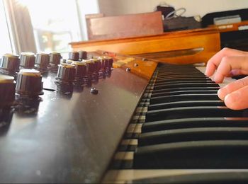 A Korg Polisix being played