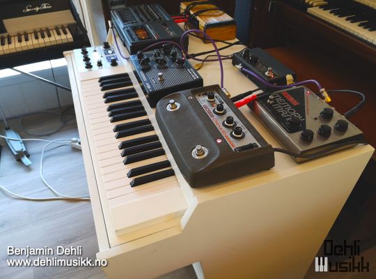A Mellotron M4000D in custom cabinet with effects pedals on top