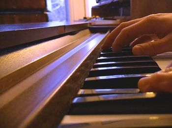 A Yamaha L20-D harmonium being played