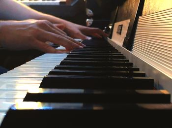 A Fender Rhodes MKI Stage Piano being played