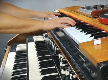 A Hohner Clavinet D6 being played