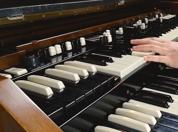 A Hammond C3 organ being played