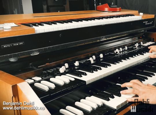 A Hammond C3 organ being played