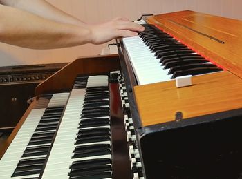 A Hohner Clavinet D6 being played