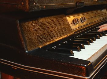 A Wurlitzer 200A electric piano being played