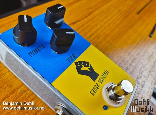 Effects pedal with colors of the ukrainian flag and the text 'Слава Украине!'