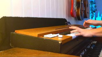 A Hohner Clavinet D6 being played