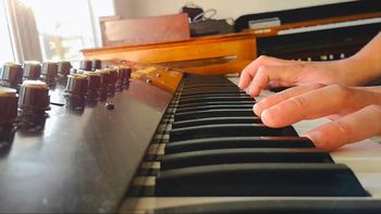 A Korg Polysix being played
