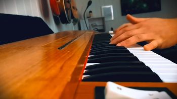 A Hohner Clavinet D6 being played