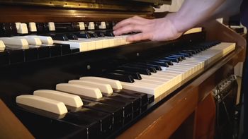 A Hammond C3 organ being played