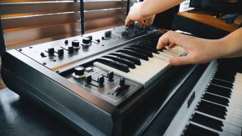 A Roland SH-09 synthesizer being played