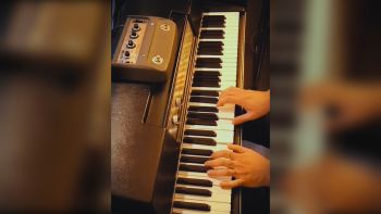 A Wurlitzer 200A electric piano being played