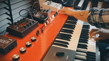 A Yamaha YC-25D combo organ with effects pedals on top being played
