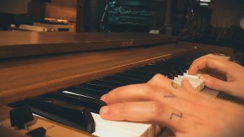 Yamaha L-20D electric harmonium / reed organ being played