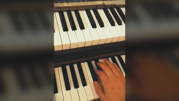 A Yamaha L-20D electric harmonium with a MIDI controller on top being played