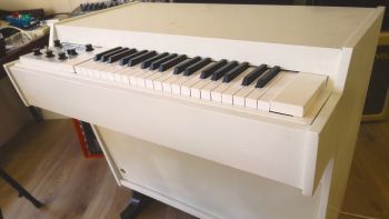 A Mellotron M4000D with a custom M400 styled cabinet
