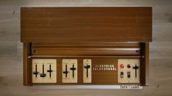 Elektrisk Salmesykkel user interface inside a Yamaha L-20D electric harmonium case