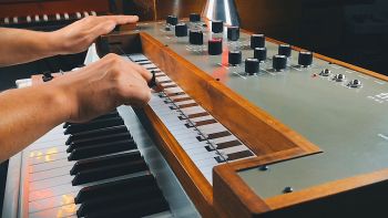 A Therevox ET-4.3 synthesizer being played on top of a Mellotron