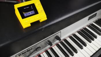 A Fender Rhodes electric piano with a 1010music nanobox | lemondrop granular synthesizer on top.