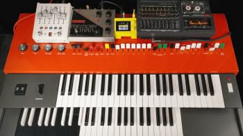 A Yamaha YC-25D combo organ with a Chase Bliss Audio & Meris CXM 1978 reverb, a Electro-Harmonix Deluxe Memory Man analog delay, a 1010music nanobox lemondrop granular synthesizer and a Fostex X-28H tape recorder on top