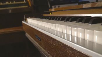 A Yamaha L-20D electric harmonium / reed organ