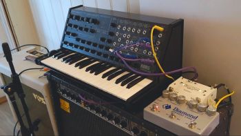A Korg MS-20 synthesizer with Diamond Memory Lane 2 delay pedal and a Roland JC-120 amplifier