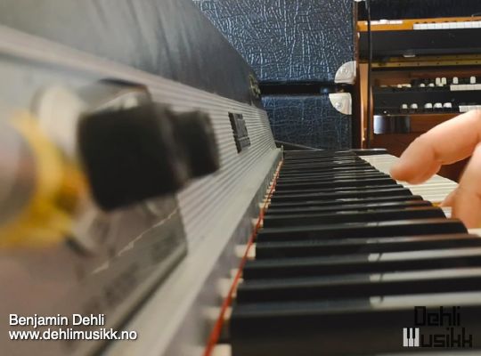 A Fender Rhodes MKI electric piano being played
