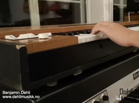 A Clavinet and a Rhodes Piano being played