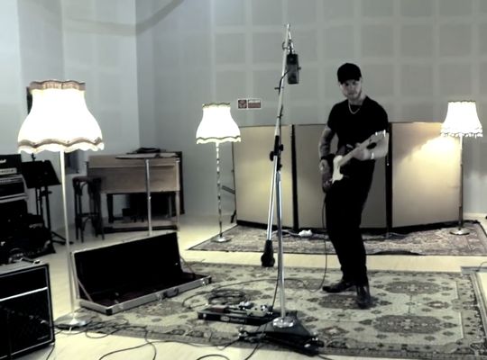 Snapshot from the music video for "Då E Det Verdt Det" by Thomas Tveiten