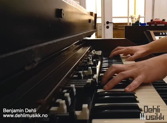 Hammond C3 tonewheel organ with Leslie 122