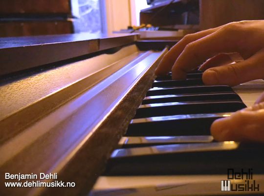 A Yamaha L20-D harmonium being played