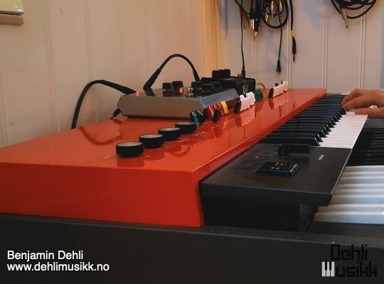 Yamaha YC-25D with effects pedals on top