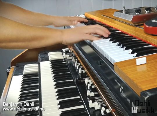 A Hohner Clavinet D6 being played
