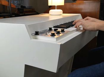A Mellotron M4000D being played