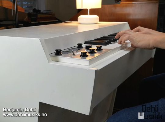A Mellotron M4000D being played