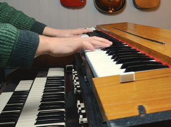 A Hohner Clavinet D6 being played