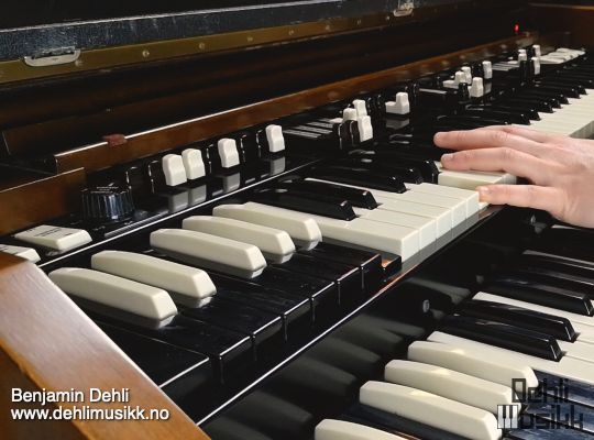 A Hammond C3 organ being played