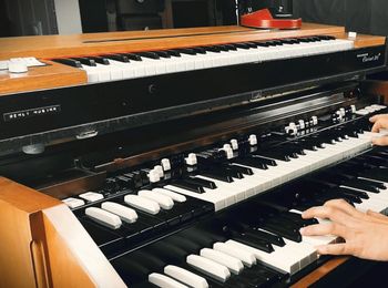 A Hammond C3 organ being played