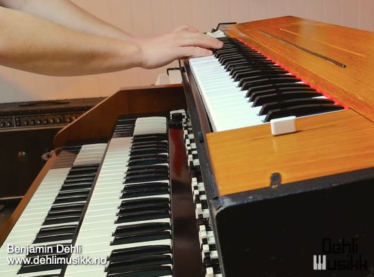 A Hohner Clavinet D6 being played
