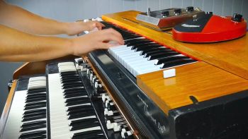 A Hohner Clavinet D6 being played