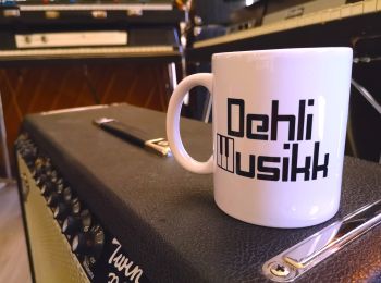Cup of coffe with the Dehli Musikk logo