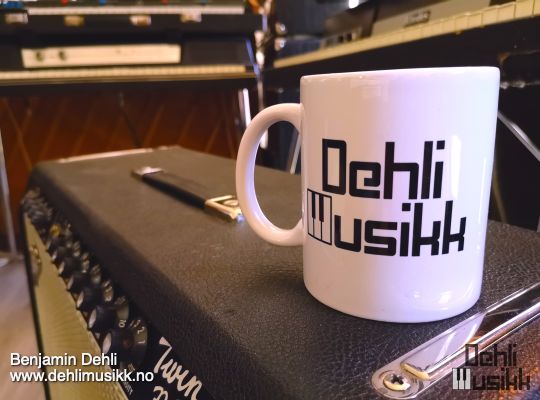 Cup of coffe with the Dehli Musikk logo
