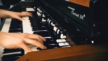 A Hammond C3 tonewheel organ being played