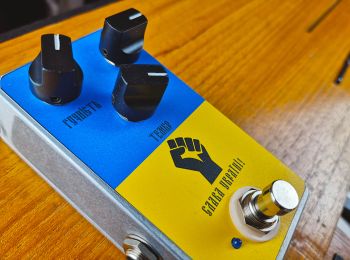 Effects pedal with colors of the ukrainian flag and the text 'Слава Украине!'