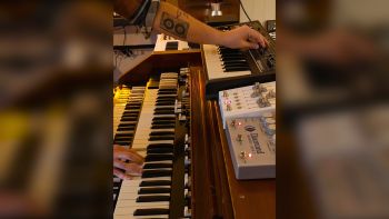 A Roland SH-09 synthesizer and a Hammon C3 tonewheel organ being played