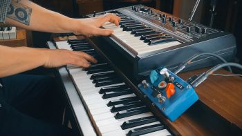 A Yamaha L-20D harmonium with a Roland SH-09 synthesizer on top being played