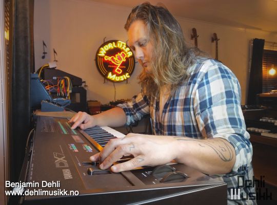 Benjamin Dehli programming a Yamaha DX7 synthesizer