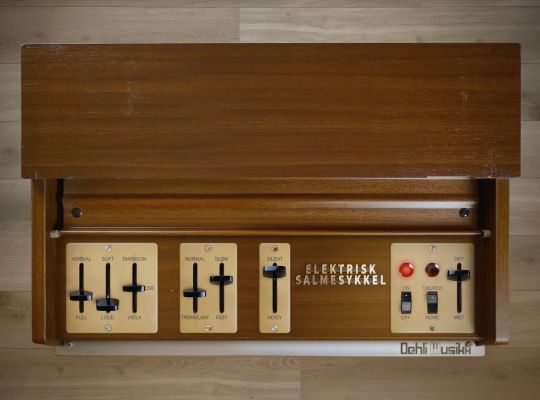 Elektrisk Salmesykkel user interface inside a Yamaha L-20D electric harmonium case